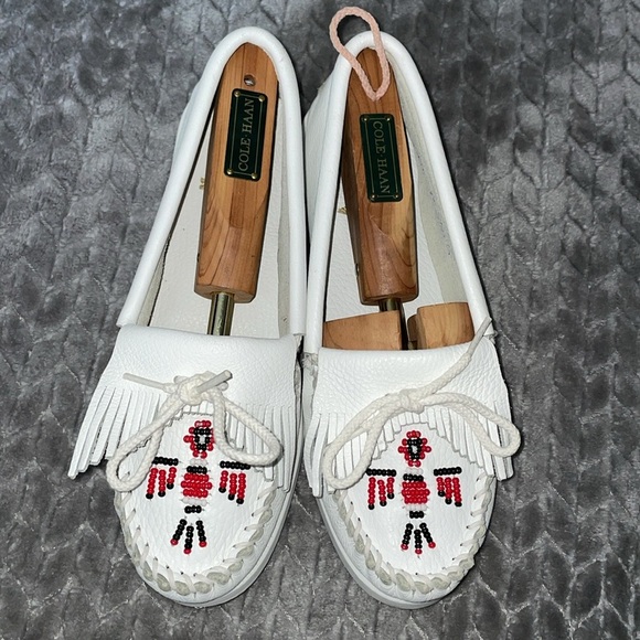 Minnetonka Moccasins White Leather w Red, Black & White Beading. Fringed Tongue - Picture 1 of 10